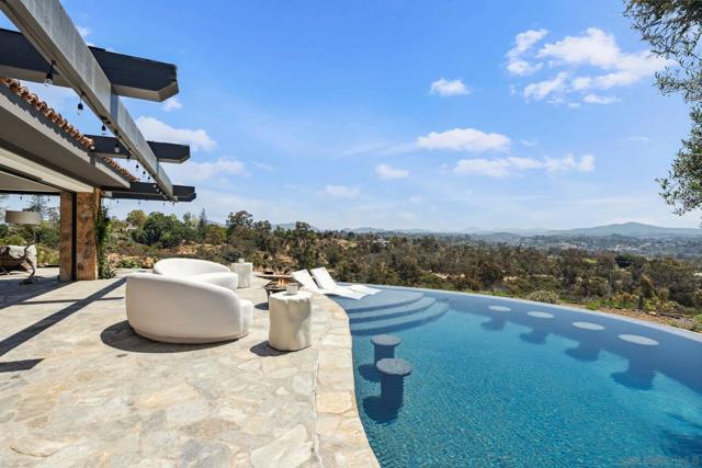 5653 Linea Del Cielo, Rancho Santa Fe CA: https://media.crmls.org/mediaz/8159bd65-075c-47cf-be25-4ad358e83d84.jpg