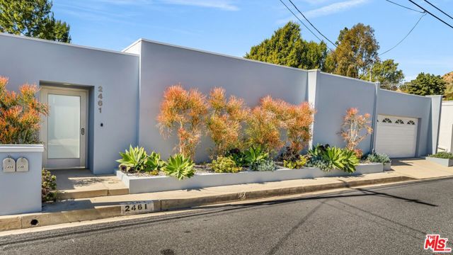 2461 Crest View Drive, Los Angeles CA: https://media.crmls.org/mediaz/8159f4c8-80fd-4f02-8867-4d571e577750.jpg