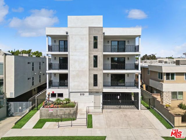 819 E La Palma Drive, Inglewood CA: https://media.crmls.org/mediaz/815af274-d86d-4a45-a4cf-470c77bafa34.jpg