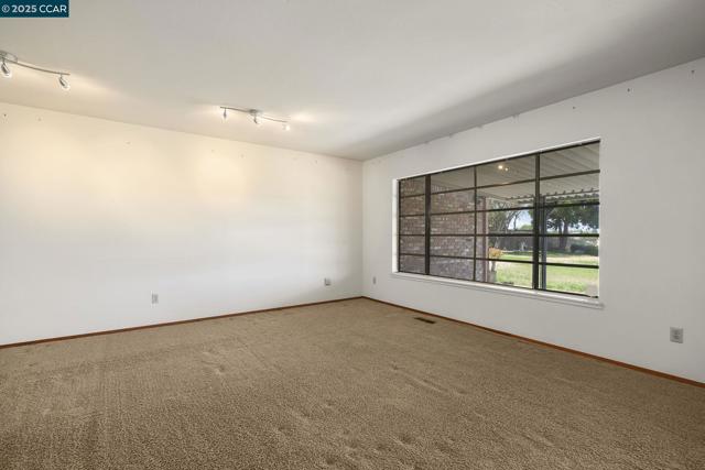 801 Laurel Ct, Rodeo CA: https://media.crmls.org/mediaz/815b6bef-756f-4391-95eb-464cf586e41a.jpg