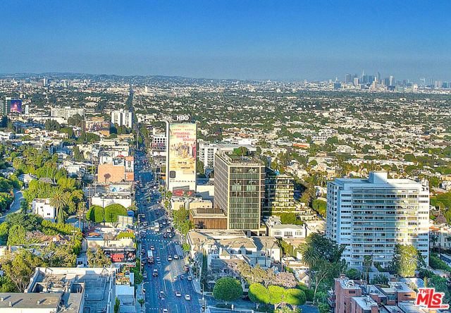 9255 Doheny Road, West Hollywood CA: https://media.crmls.org/mediaz/815bd47c-dc5a-4e90-b6f2-83e24191dad5.jpg