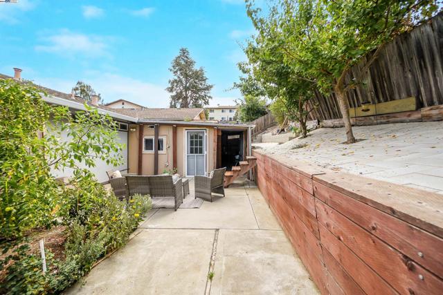 22633 Mossy Rock Drive, Hayward CA: https://media.crmls.org/mediaz/815be318-7993-49ad-8d59-ac24ea379dfd.jpg