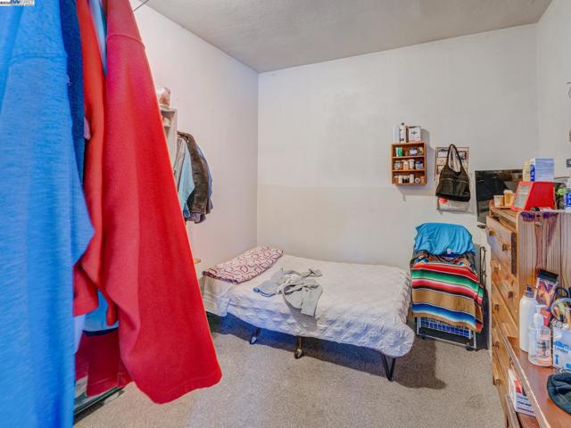 1437 25Th Ave, Oakland CA: https://media.crmls.org/mediaz/815be8f2-7d94-4dbb-a97d-0f84275f91b2.jpg