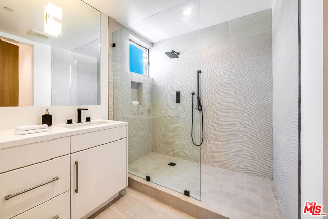 126 Thornton Place, Venice CA: https://media.crmls.org/mediaz/815e4fc4-385a-4f9d-866f-bdc0fbf74463.jpg
