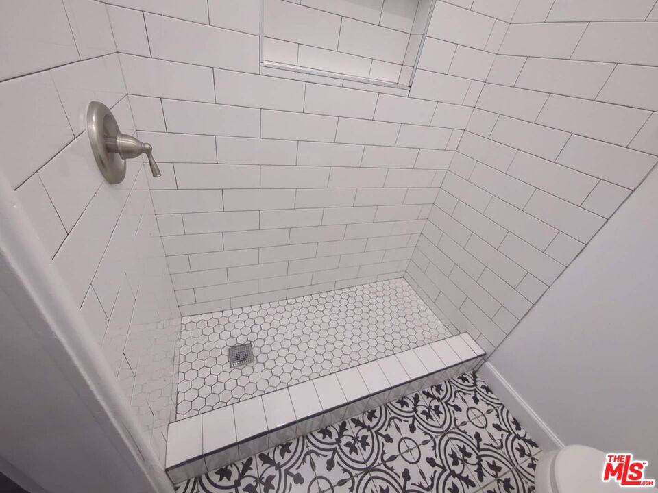 https://media.crmls.org/mediaz/815ec54f-cb7b-4f01-884f-62368591d0e5.jpg?preset=X-Large