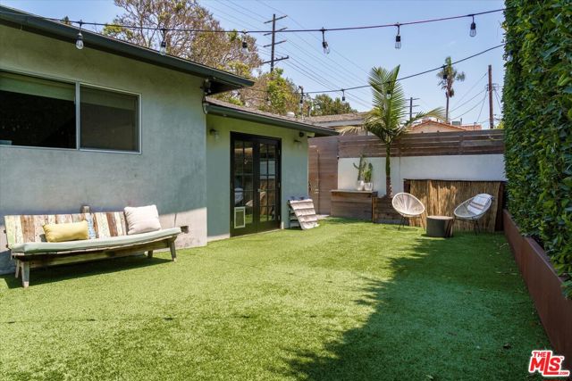 2501 Walnut Avenue, Venice CA: https://media.crmls.org/mediaz/815f00ce-f8d7-4583-b0ce-693a037764fc.jpg