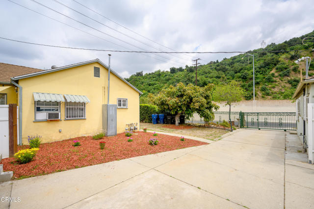 5621 Carlota Boulevard, Los Angeles CA: https://media.crmls.org/mediaz/81602f84-d13f-46c3-b376-ebbc1f9fe025.jpg
