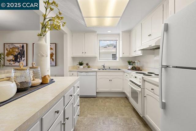 2200 Pine Knoll Dr, Walnut Creek CA: https://media.crmls.org/mediaz/81603bdb-9488-4142-aac3-311a54bc95ed.jpg