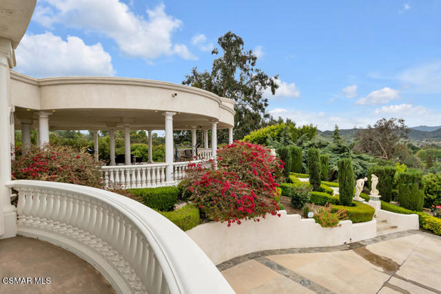 932 Rosario Drive, Thousand Oaks CA: https://media.crmls.org/mediaz/81604880-2d2f-434a-9920-c310a973932d.jpg