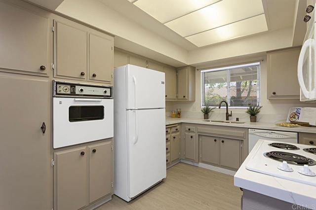 Detail Gallery Image 13 of 38 For 3660 Vista Campana #42,  Oceanside,  CA 92057 - 2 Beds | 2 Baths