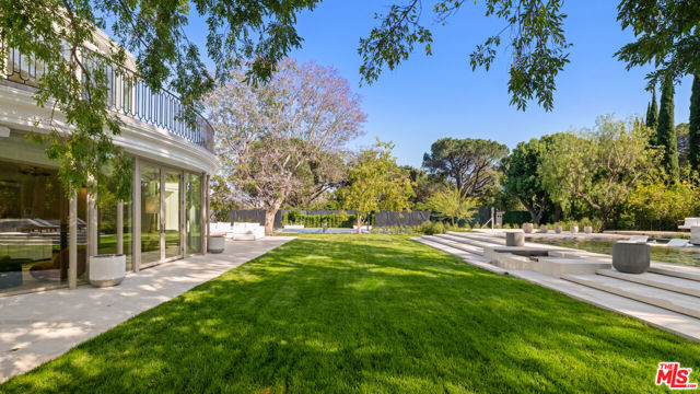 901 N Whittier Drive, Beverly Hills CA: https://media.crmls.org/mediaz/81616faa-23b6-427b-be74-b8ac91b7e7d2.jpg