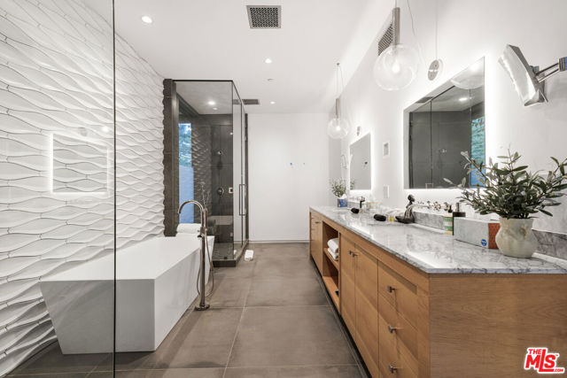 727 N Beverly Glen Boulevard, Los Angeles CA: https://media.crmls.org/mediaz/8161b83d-06d3-4f89-b1c4-038c1be5eef0.jpg