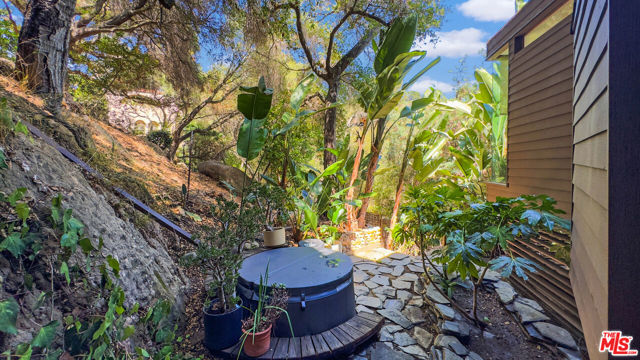 19520 Cave Way, Topanga CA: https://media.crmls.org/mediaz/8163291a-6083-4fb5-a465-6e2bf051648a.jpg