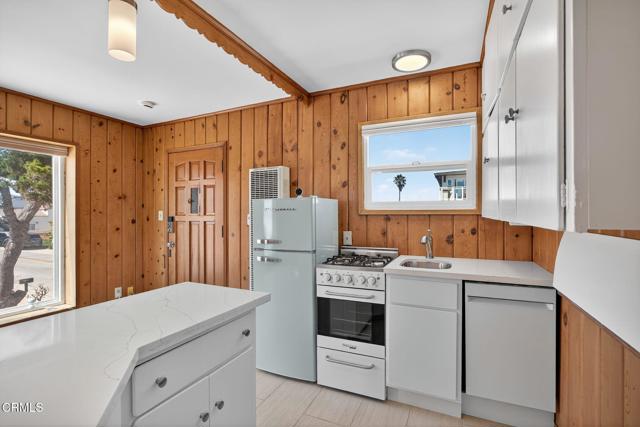 3025 Ocean Drive, Oxnard CA: https://media.crmls.org/mediaz/8163ab51-33d5-48a9-b5f0-54de9035ce71.jpg