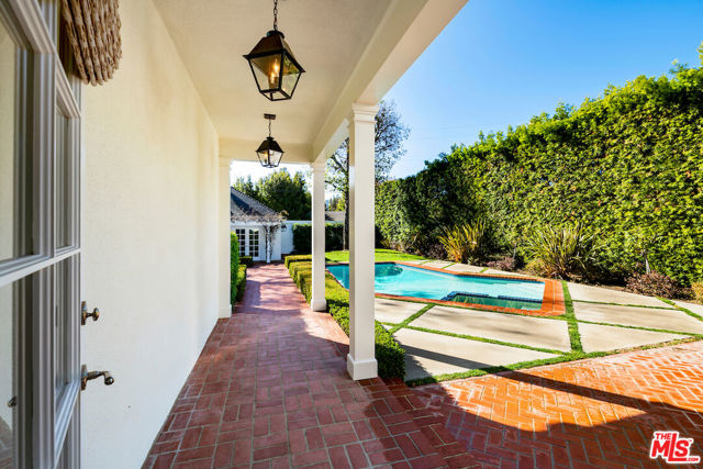 615 Trenton Drive, Beverly Hills CA: https://media.crmls.org/mediaz/81642fa3-8c4f-4bc1-86fc-b1364200c178.jpg