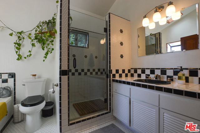 11136 Lucerne Avenue, Culver City CA: https://media.crmls.org/mediaz/816530c0-d489-43d0-b6a5-5bd7487eb3ea.jpg