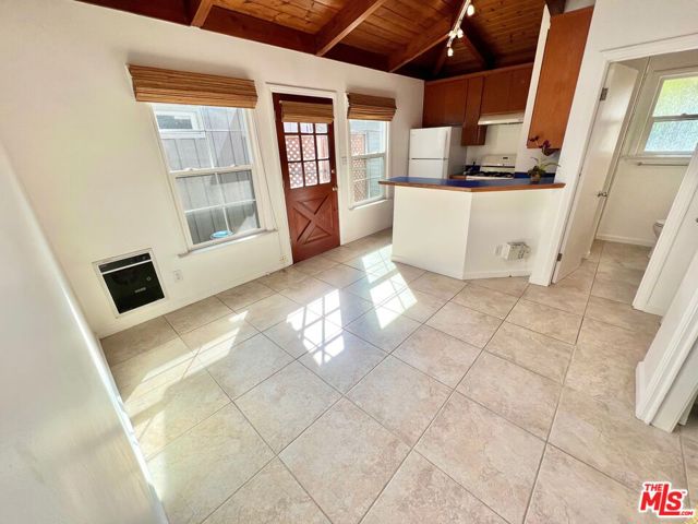 139 1/2 Hart Avenue, Santa Monica CA: https://media.crmls.org/mediaz/81655bb1-4197-442a-a265-04e98b477e42.jpg
