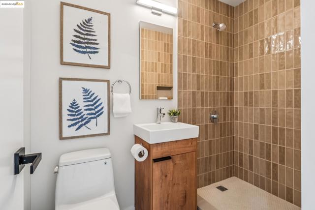 737 61st St, Oakland CA: https://media.crmls.org/mediaz/81661cac-2388-4090-973e-7f41b6738f51.jpg