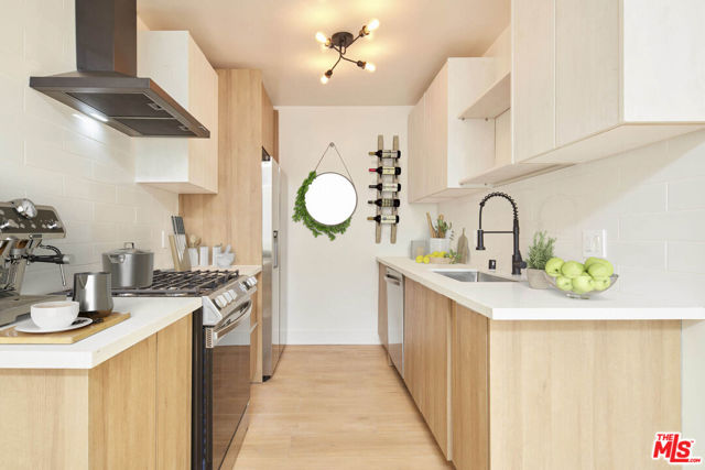 204 N Manhattan Place, Los Angeles CA: https://media.crmls.org/mediaz/8166d653-eca9-4ff3-aed7-0318310fc8eb.jpg