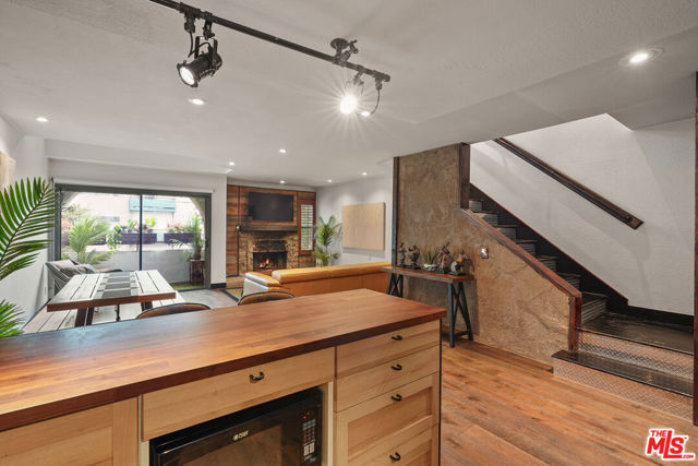 10926 Bluffside Drive, Studio City CA: https://media.crmls.org/mediaz/81670b63-937f-459e-83df-c560d5f45cf6.jpg