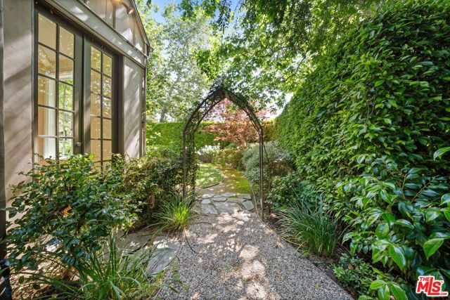 143 S Muirfield Road, Los Angeles CA: https://media.crmls.org/mediaz/81673393-a6e0-45cb-b861-c19e7ed1bd70.jpg