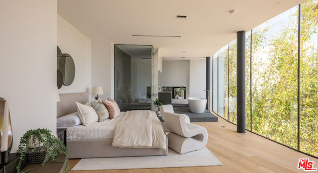9277 Thrush Way, Los Angeles CA: https://media.crmls.org/mediaz/81673aef-e617-484d-8e71-c308e9711d70.jpg