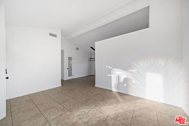 3293 N Mica Drive, Palm Springs CA: https://media.crmls.org/mediaz/81675073-914a-41de-ac13-3027804d4a18.jpg