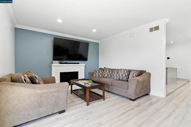 1015 Falcon Dr, Vallejo CA: https://media.crmls.org/mediaz/8167869b-3fb6-49a1-8a94-40343377e012.jpg