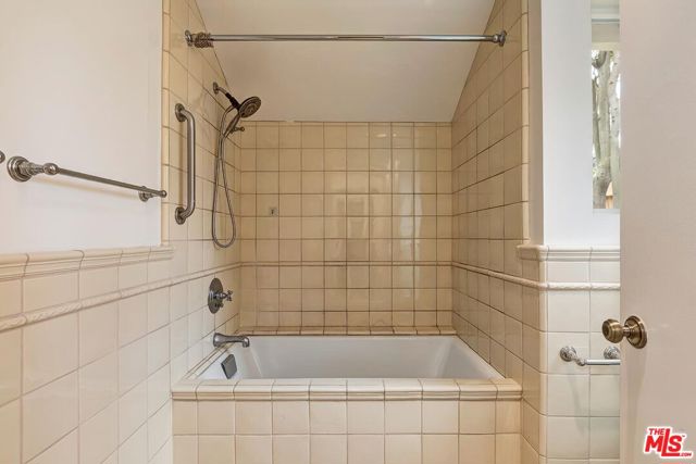 17181 Avenida De La Herradura, Pacific Palisades CA: https://media.crmls.org/mediaz/8167a2ee-8660-4aec-87fb-0f9b29ac418c.jpg