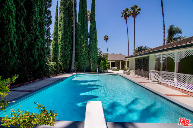 180 N Highland Avenue, Los Angeles CA: https://media.crmls.org/mediaz/8167a749-e072-4c2f-9bbd-0b269d7a1f04.jpg