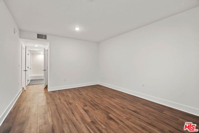 1223 Wellesley Avenue, Los Angeles CA: https://media.crmls.org/mediaz/8167e87d-ba00-42be-82fc-3a2deacb900a.jpg