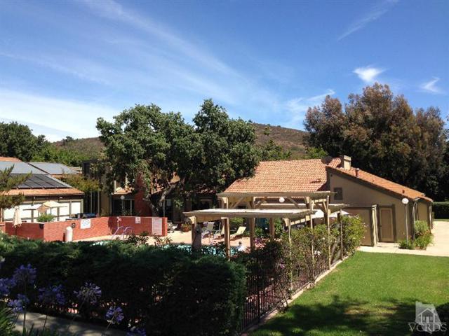 245 Oak Leaf Drive, Thousand Oaks CA: https://media.crmls.org/mediaz/81686136-46fa-43d3-a747-2f0da69d4f48.jpg
