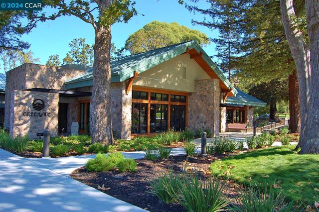2748 Tice Creek Dr, Walnut Creek CA: https://media.crmls.org/mediaz/8168664f-f1f8-4f62-9785-893d9876a03f.jpg