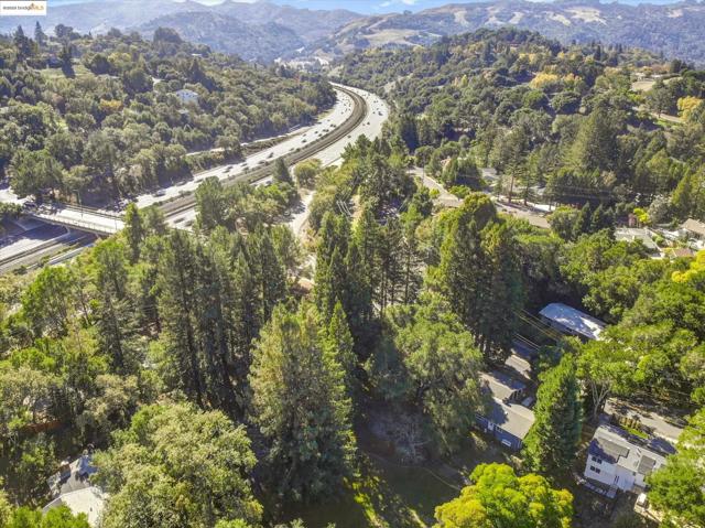 7 Saint Stephens Dr, Orinda CA: https://media.crmls.org/mediaz/8168c56e-30cd-4895-8eca-4770e7b9797b.jpg