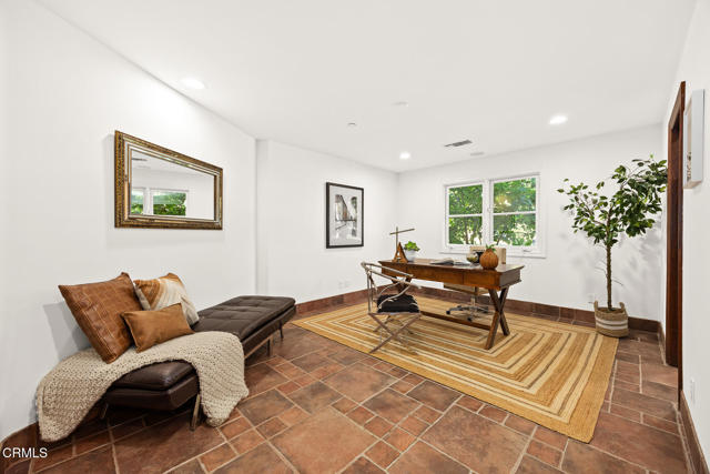 1533 Rancho Avenue, Glendale CA: https://media.crmls.org/mediaz/816a3bf0-d811-4d22-9459-865746412214.jpg