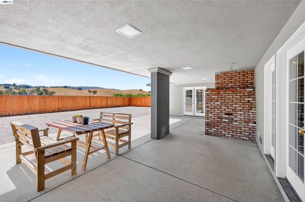 https://media.crmls.org/mediaz/816b00a2-6044-469c-9ac3-4685f085cf19.jpg?preset=X-Large