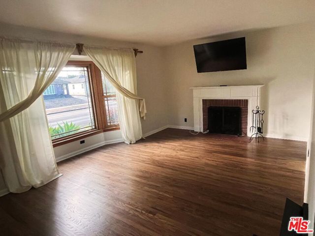 1829 S Fairfax Avenue, Los Angeles CA: https://media.crmls.org/mediaz/816c007d-8da8-432c-96cb-d7eb4faa5f7b.jpg