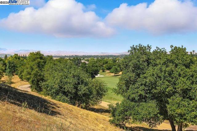 3029 Alburni Ct, Pleasanton CA: https://media.crmls.org/mediaz/816c80c0-1d56-4f9c-aed2-cd5df6888f3b.jpg