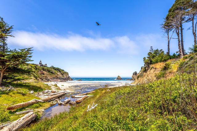 16920 Ocean Drive, Fort Bragg CA: https://media.crmls.org/mediaz/816c9af5-8a99-43b6-8996-b9efeb8503b3.jpg