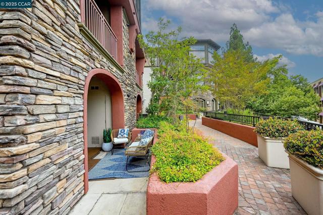 1800 Alma Ave, Walnut Creek CA: https://media.crmls.org/mediaz/816d4fb5-c593-4701-9df6-a46466d8a42c.jpg