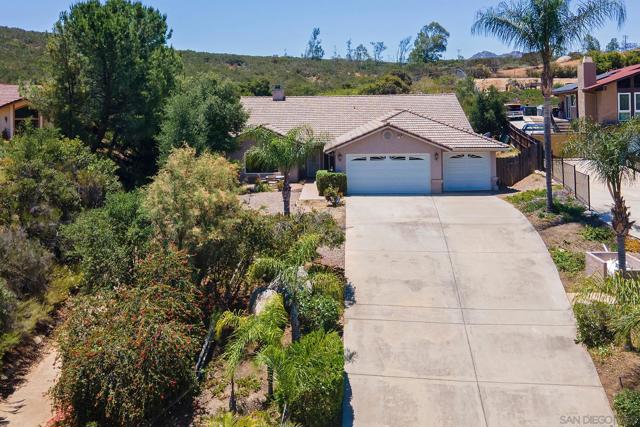 25151 Hereford Dr, Ramona CA: https://media.crmls.org/mediaz/816e5789-720a-4cba-a384-c8a46455b640.jpg