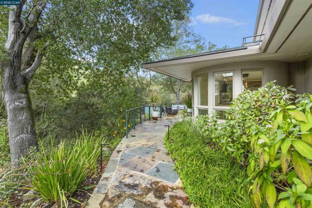 1121 Estates Dr, Lafayette CA: https://media.crmls.org/mediaz/816fc50d-55d7-4942-bd58-6021ccf41edd.jpg