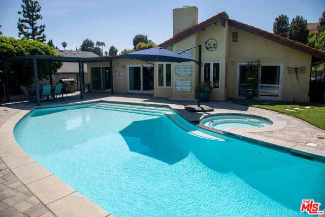 12818 Neon Way, Granada Hills CA: https://media.crmls.org/mediaz/81709cb0-eb66-4f2b-8c24-353b310230c3.jpg