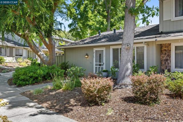 2749 Fountainhead Dr, San Ramon CA: https://media.crmls.org/mediaz/81726001-1366-4ac3-9b01-cb6365be6126.jpg