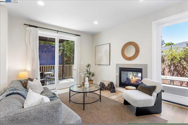 1002 Middle Ave, Menlo Park CA: https://media.crmls.org/mediaz/81732ea4-bdc7-4aca-a729-6c75fb66ee56.jpg
