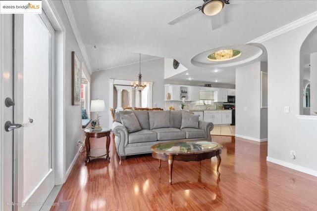 2362 Somerset Ave, Castro Valley CA: https://media.crmls.org/mediaz/8173929a-2327-49c6-bdb2-5bb8a237d04c.jpg