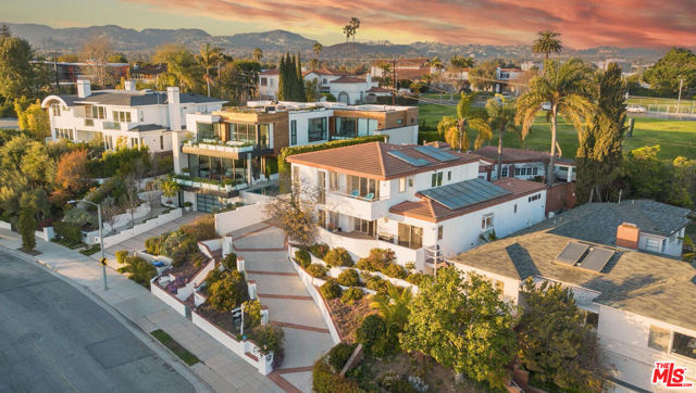 905 Berkeley Street, Santa Monica CA: https://media.crmls.org/mediaz/81739da7-252b-43da-a941-d4c306585bdb.jpg