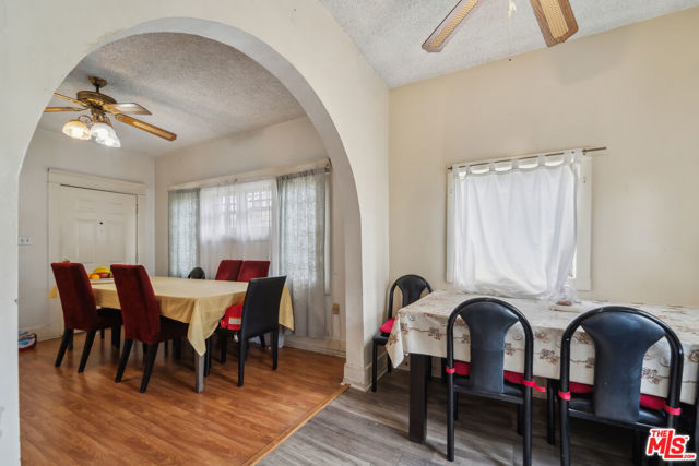 1946 S La Salle Avenue, Los Angeles CA: https://media.crmls.org/mediaz/81756752-596b-46cc-9bd0-d5d1e7ba8db6.jpg