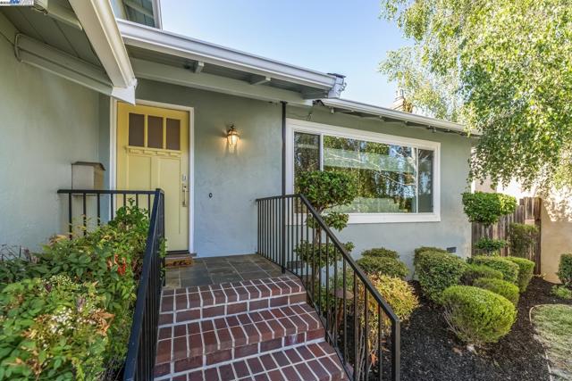 3134 Terry Ct, Castro Valley CA: https://media.crmls.org/mediaz/8175f34e-026a-461e-a1d4-d2d59aa1c73a.jpg