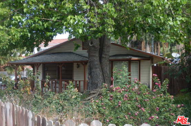 3113 Paraiso Way La Crescenta, California This is your opportunity to purchase a home in a charming La Crescenta neighborhood on a cul de sac street. Conveniently located to shopping, dining, parks and Valley View Elementary School. This property is now active in an online auction. Auction starts 5/31/21 and ends 6/2/21. All offers must be submitted through the property's listing page on www.auction.com. The sale will be subject to a 5% buyer's premium pursuant to the Auction Terms & Conditions (minimums may apply). All auction bids will be processed subject to seller approval. Subject property is being sold occupied with any and all occupants in AS IS/WHERE IS condition. Neither the seller nor the listing broker can verify the existence of any lease agreement, either written or verbal, nor any rental amount being paid, due or owing. Please DO NOT disturb the occupants. Access for inspections or other purposes is NOT guaranteed - contact listing broker to confirm if accessible. Buyer is assuming ALL responsibility for any necessary eviction action.